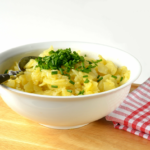 Ein echter schwäbischer Kartoffelsalat, verwendet für das Dressing keine Mayonnaise und passt perfekt zum BBQ