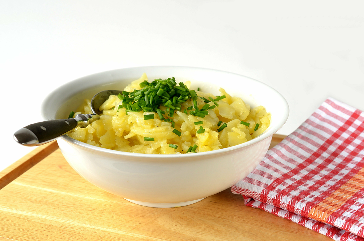 Ein echter schwäbischer Kartoffelsalat, verwendet für das Dressing keine Mayonnaise und passt perfekt zum BBQ
