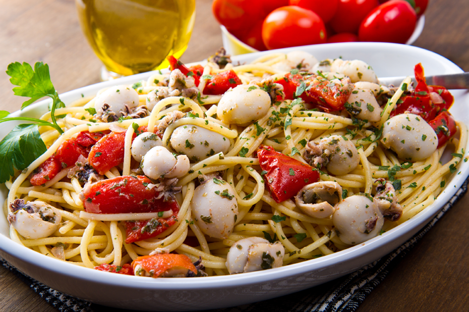 Diese Spaghetti mit Tintenfisch und Tomaten schmecken wunderbar nach Ferien und Meer.